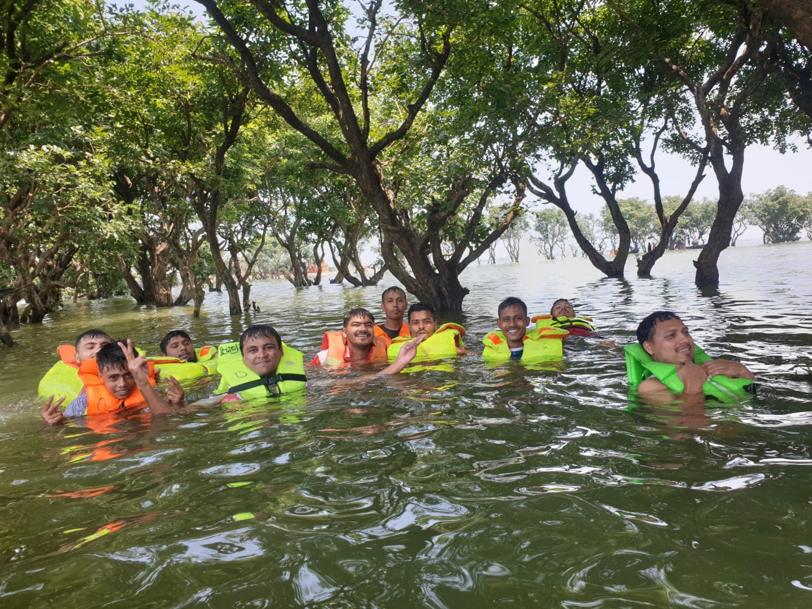 বন্ধুদের সাথে টাঙ্গুয়ার হাওরের স্বপ্নিল এক দিন